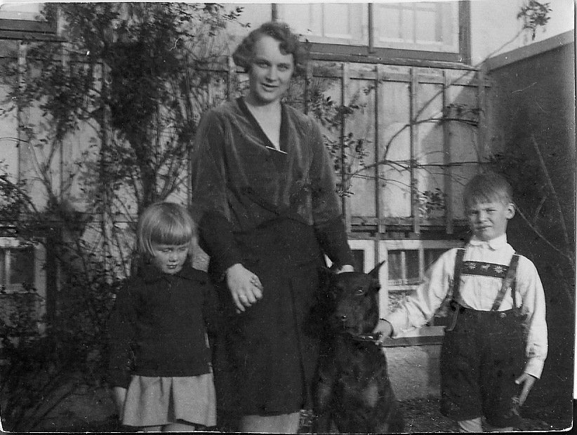 Farmor med Vivi  Pelle  og Pinscherhunden i haven  1929  
